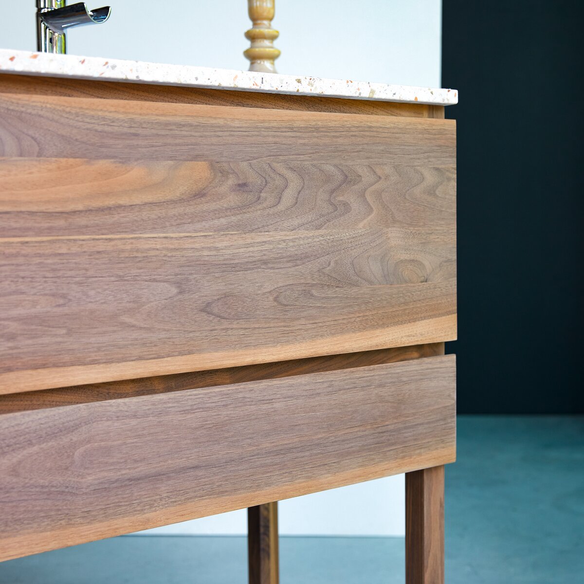 Edgar - Badezimmerschrank aus Nussbaum massiv und rosa Premium-Terrazzo 80 cm Edgar - Badezimmerschrank aus Nussbaum massiv und rosa Premium-Terrazzo 80 cm