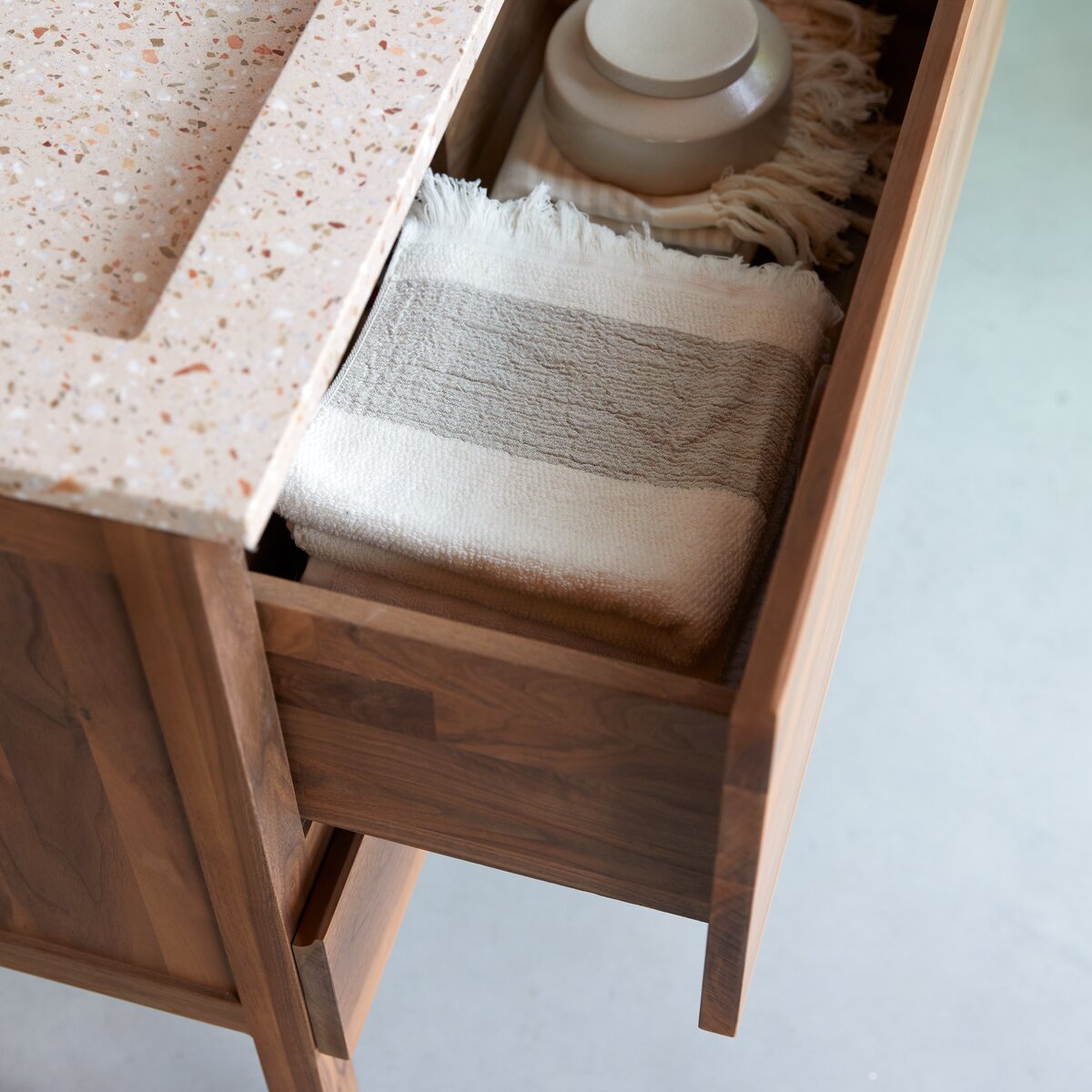 Edgar - Meuble salle de bain en noyer massif et terrazzo premium Pink 80 cm Edgar - Meuble salle de bain en noyer massif et terrazzo premium Pink 80 cm