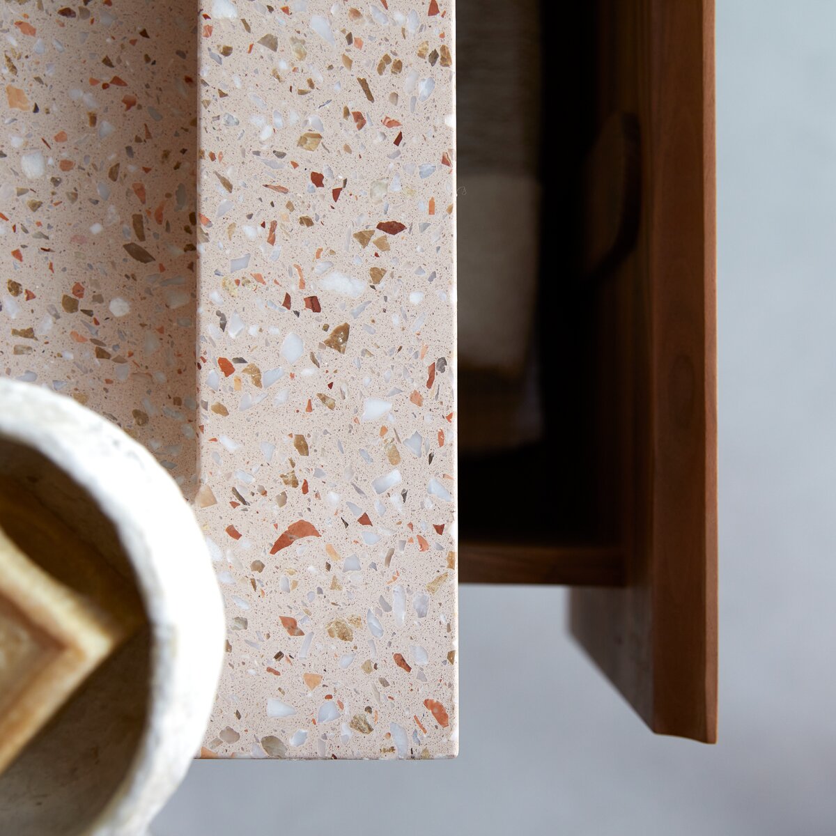 Edgar - Meuble salle de bain en noyer massif et terrazzo premium Pink 80 cm Edgar - Meuble salle de bain en noyer massif et terrazzo premium Pink 80 cm