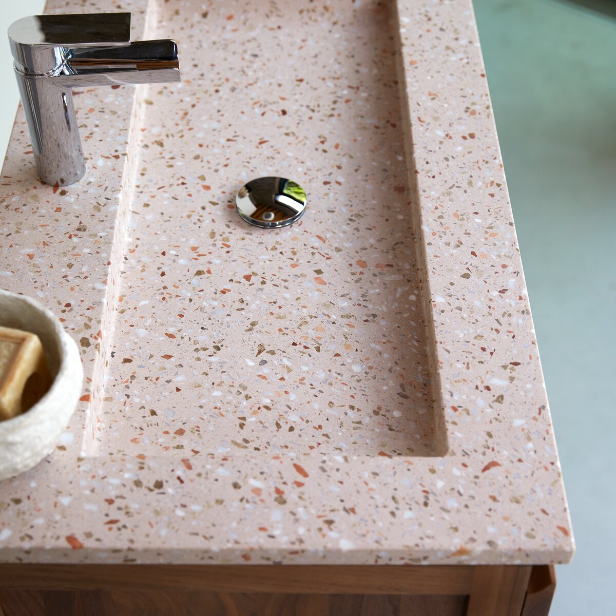 Edgar - Meuble salle de bain en noyer massif et terrazzo premium Pink 80 cm Edgar - Meuble salle de bain en noyer massif et terrazzo premium Pink 80 cm