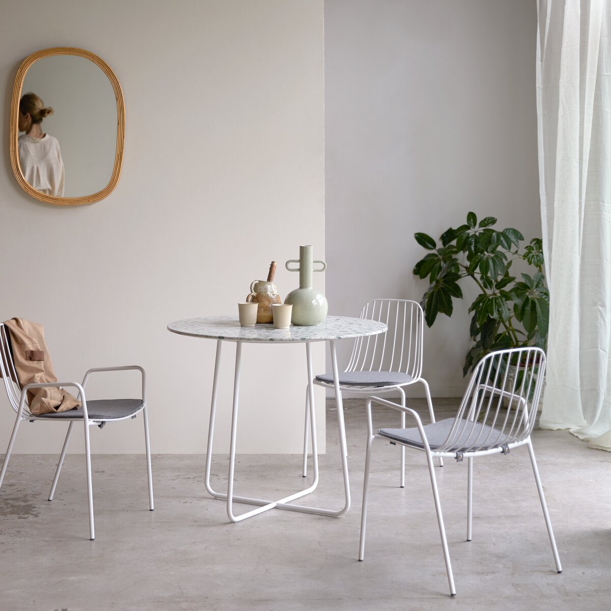 Elio - Table ronde en terrazzo premium et métal green 4 pers. Elio - Table ronde en terrazzo premium et métal green 4 pers.