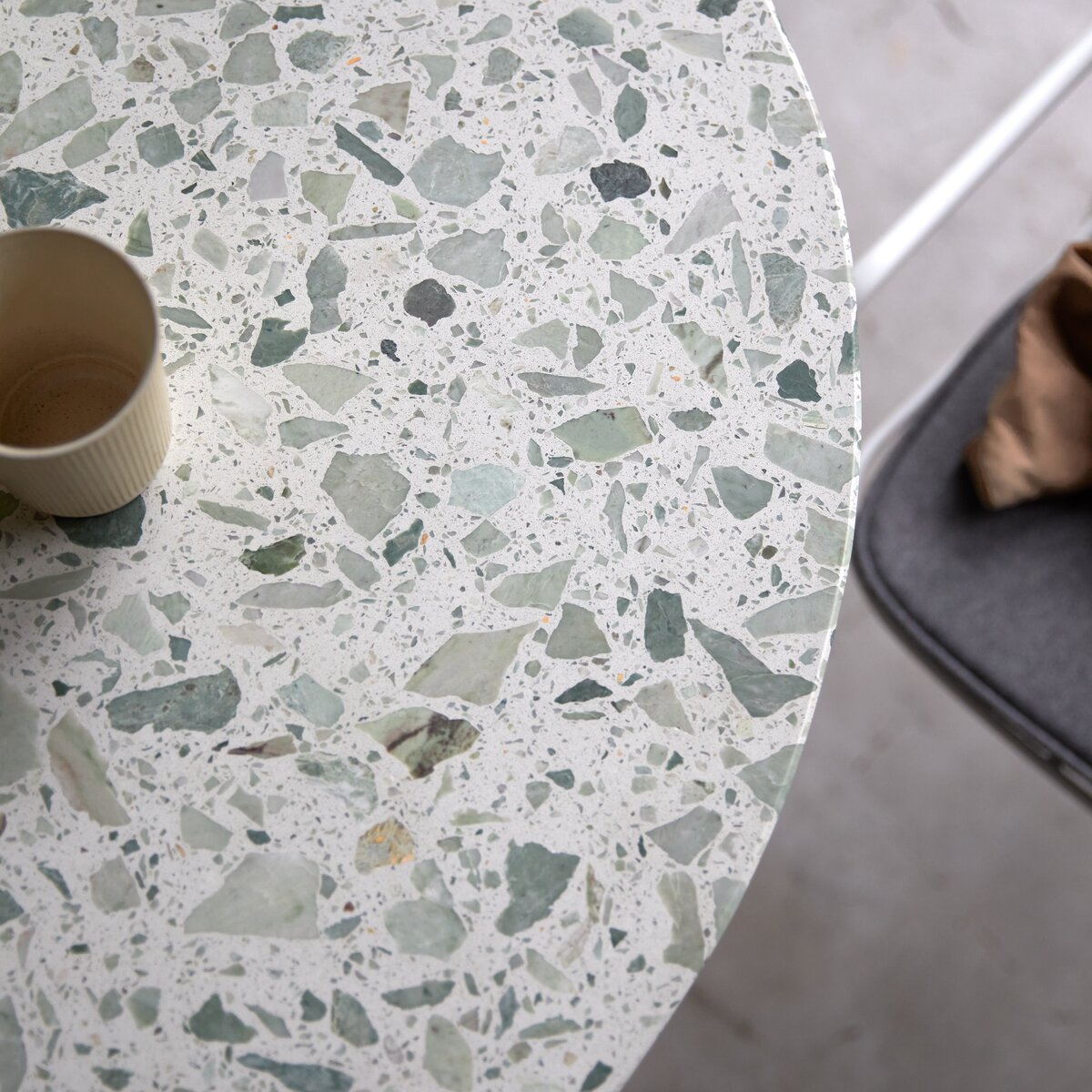 Elio - Table ronde en terrazzo premium et métal green 4 pers. Elio - Table ronde en terrazzo premium et métal green 4 pers.