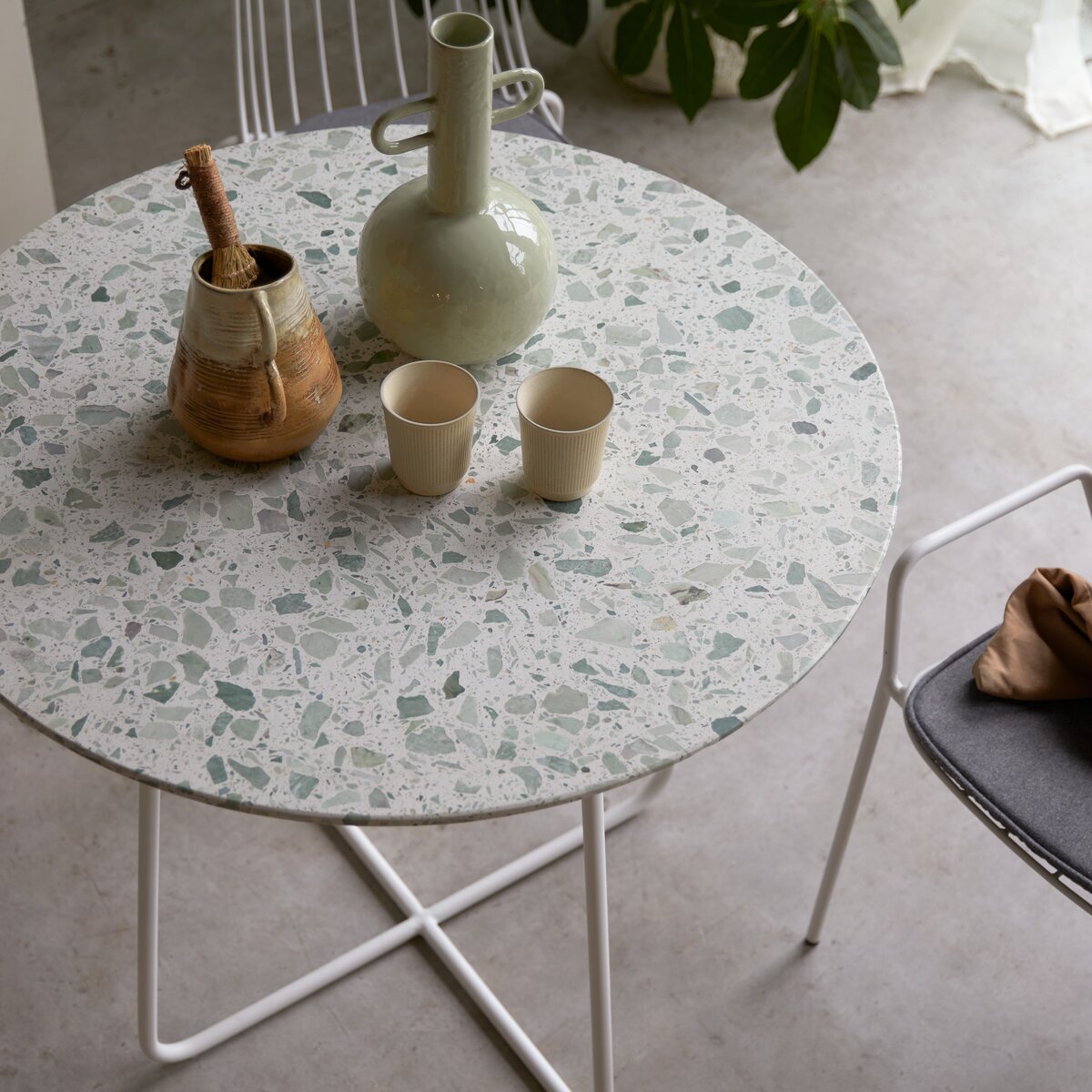 Elio - Table ronde en terrazzo premium et métal green 4 pers. Elio - Table ronde en terrazzo premium et métal green 4 pers.