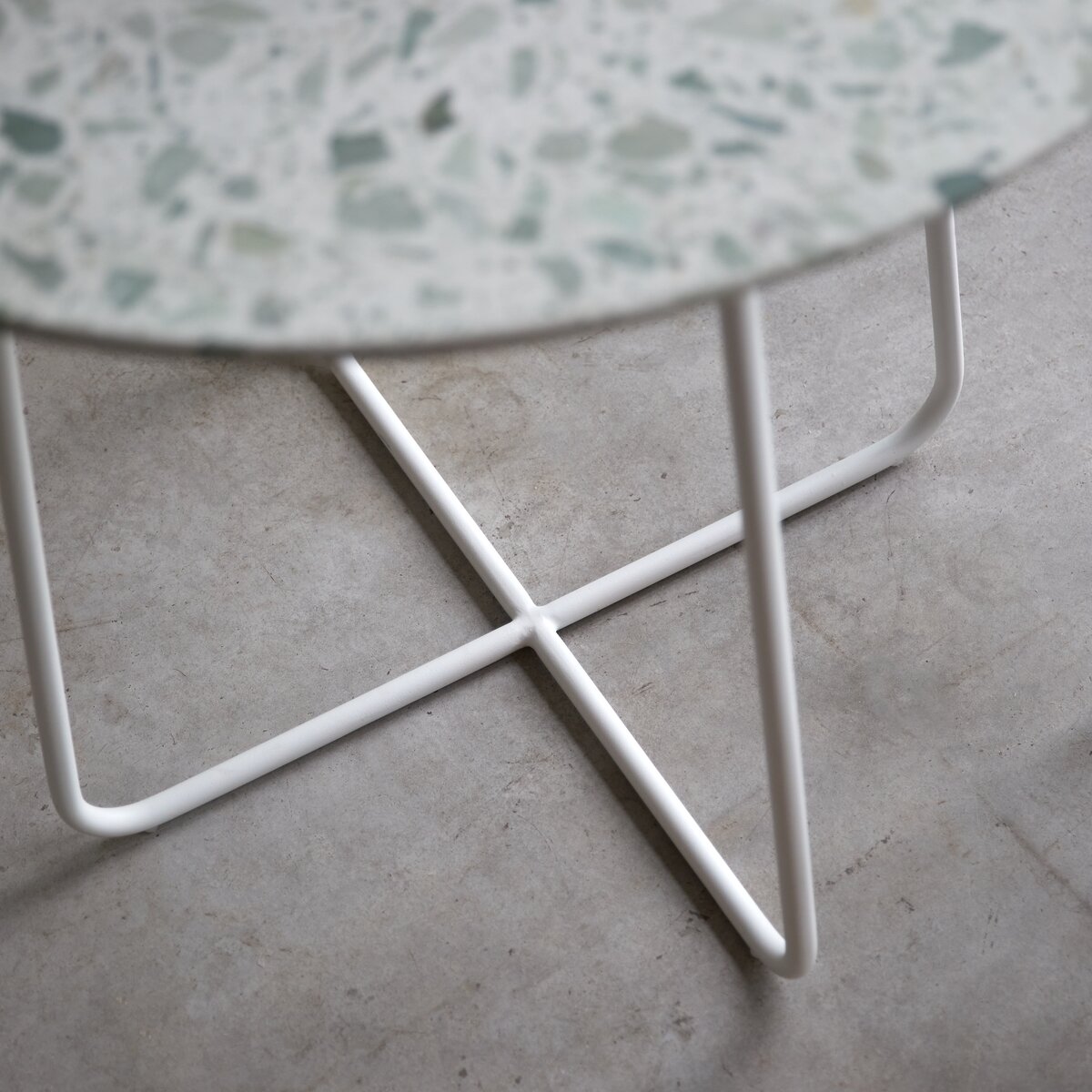 Elio - Table ronde en terrazzo premium et métal green 4 pers. Elio - Table ronde en terrazzo premium et métal green 4 pers.