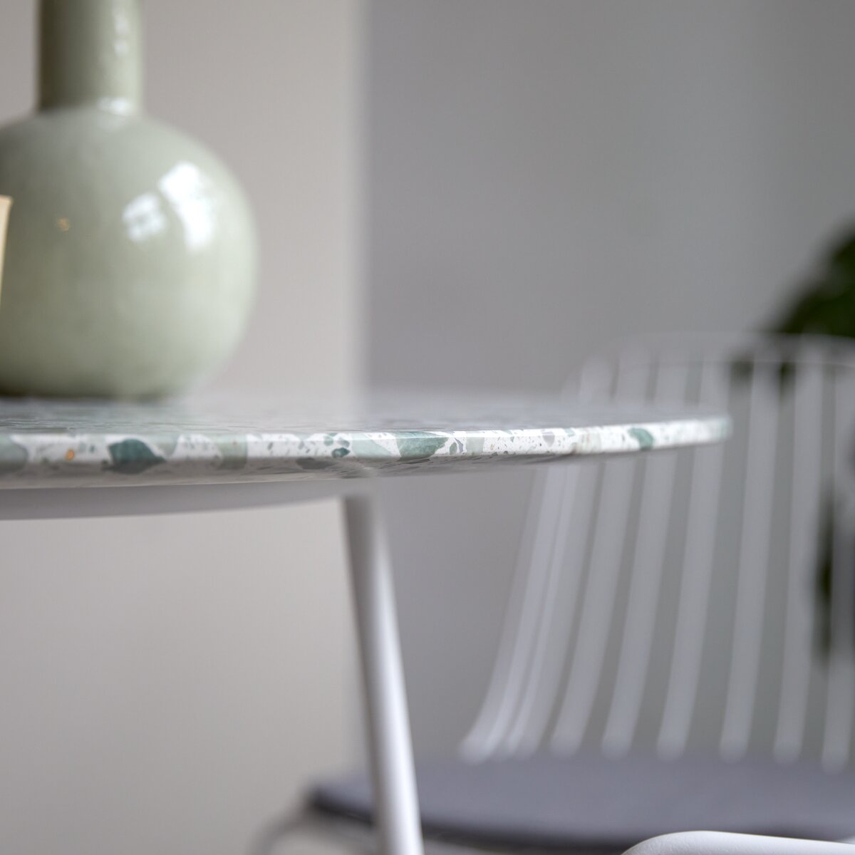 Elio - Table ronde en terrazzo premium et métal green 4 pers. Elio - Table ronde en terrazzo premium et métal green 4 pers.