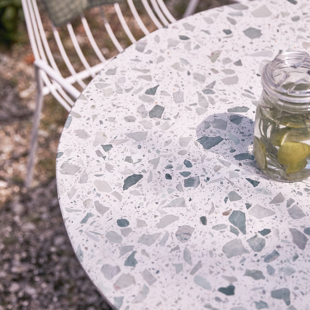 Elio - Table de jardin ronde en terrazzo premium et métal green 4 pers. Elio - Table de jardin ronde en terrazzo premium et métal green 4 pers.