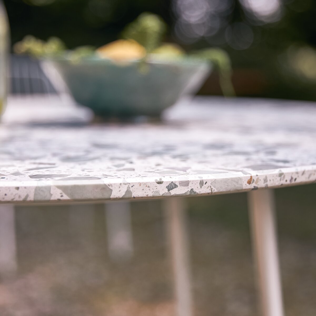 Elio - Table de jardin ronde en terrazzo premium et métal green 4 pers. Elio - Table de jardin ronde en terrazzo premium et métal green 4 pers.