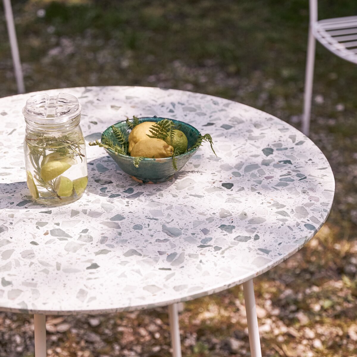 Elio - Table de jardin ronde en terrazzo premium et métal green 4 pers. Elio - Table de jardin ronde en terrazzo premium et métal green 4 pers.