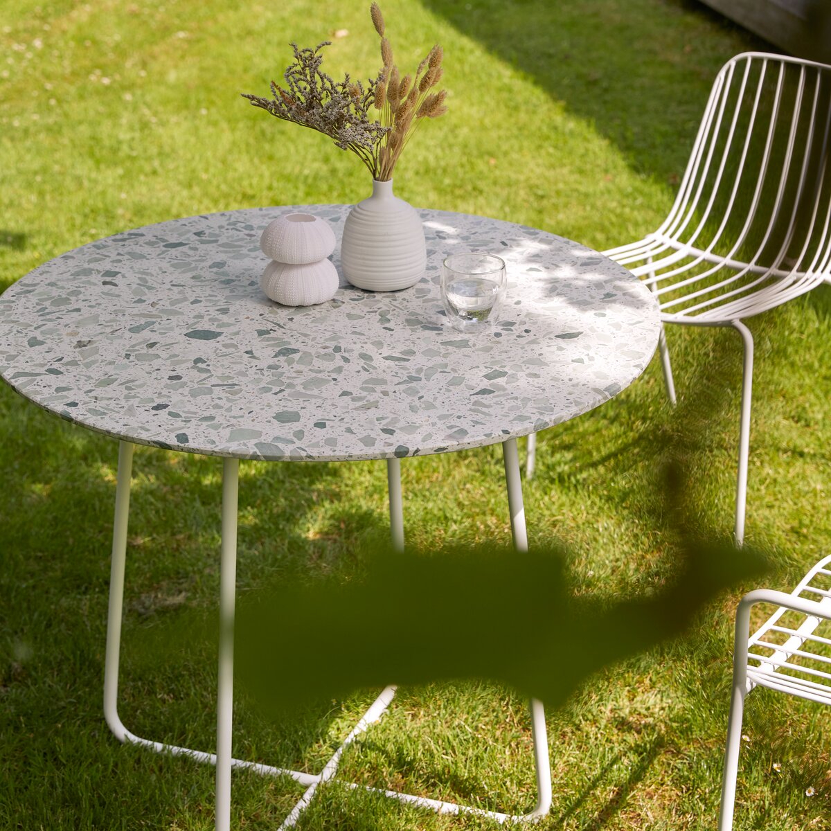 Elio - Table de jardin ronde en terrazzo premium et métal green 4 pers. Elio - Table de jardin ronde en terrazzo premium et métal green 4 pers.