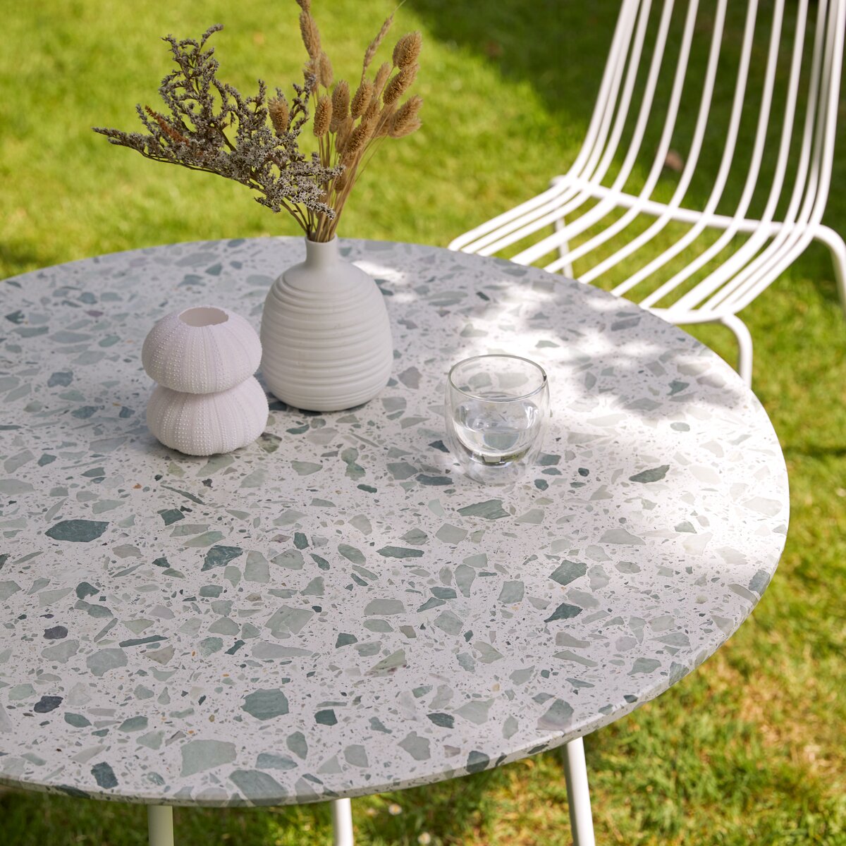 Elio - Table de jardin ronde en terrazzo premium et métal green 4 pers. Elio - Table de jardin ronde en terrazzo premium et métal green 4 pers.