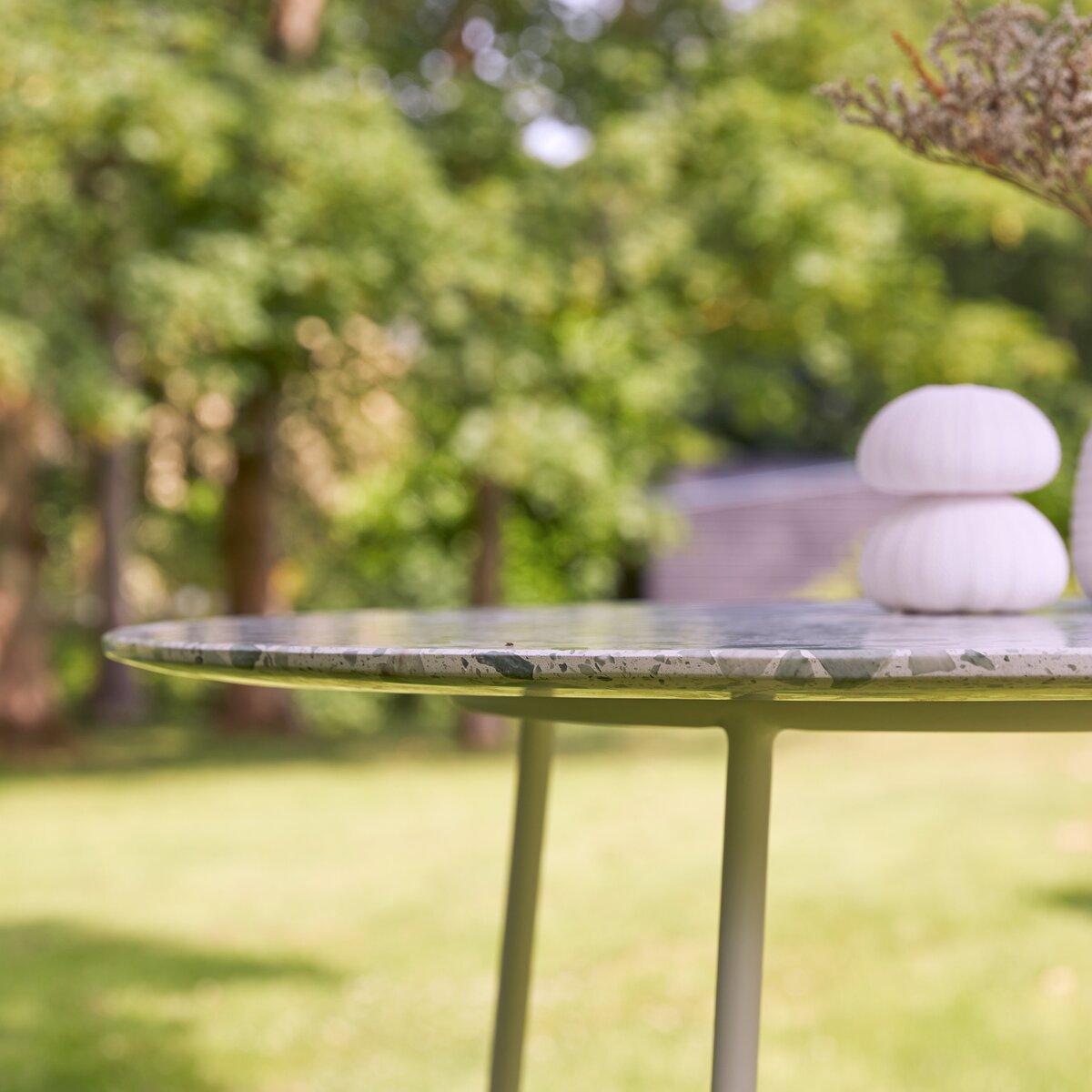 Elio - Table de jardin ronde en terrazzo premium et métal green 4 pers. Elio - Table de jardin ronde en terrazzo premium et métal green 4 pers.