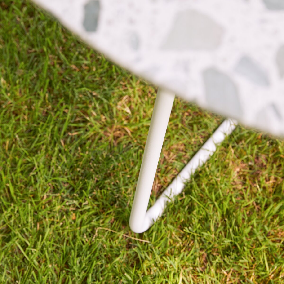 Elio - Table de jardin ronde en terrazzo premium et métal green 4 pers. Elio - Table de jardin ronde en terrazzo premium et métal green 4 pers.