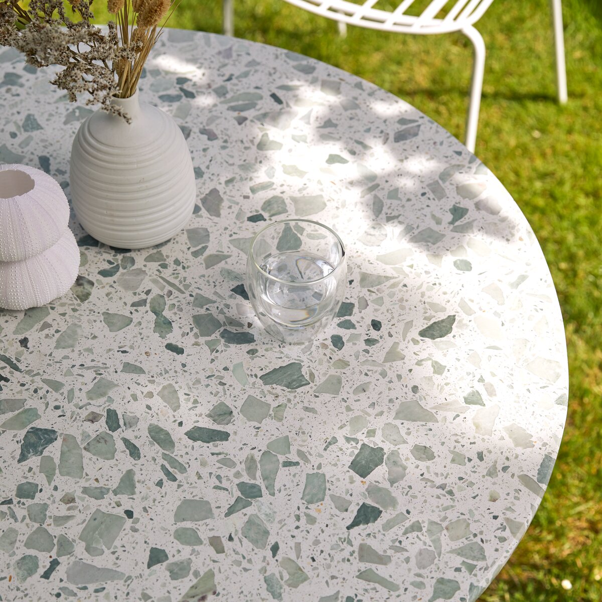 Elio - Table de jardin ronde en terrazzo premium et métal green 4 pers. Elio - Table de jardin ronde en terrazzo premium et métal green 4 pers.
