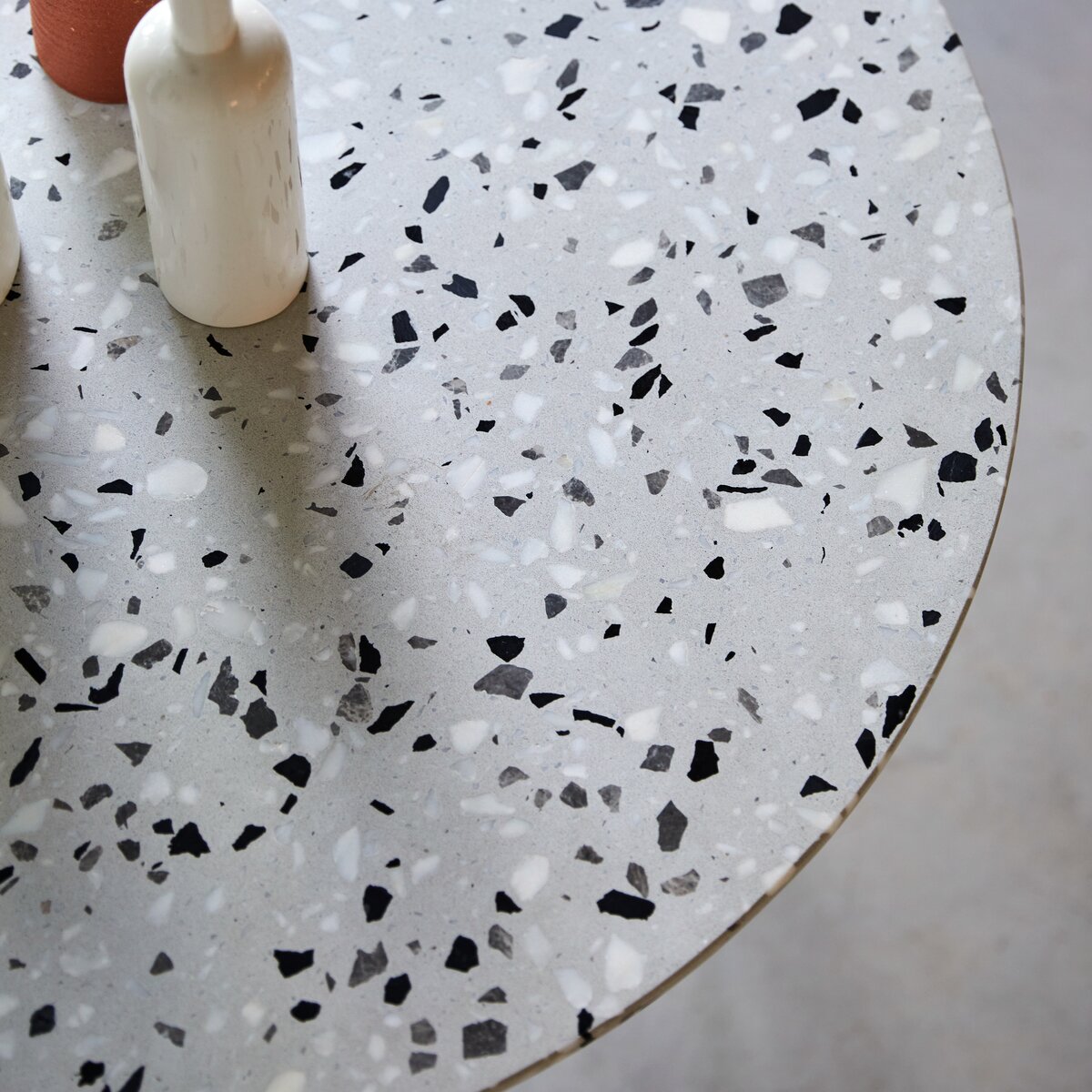 Elio - Table ronde en terrazzo premium et métal white 4 pers. Elio - Table ronde en terrazzo premium et métal white 4 pers.