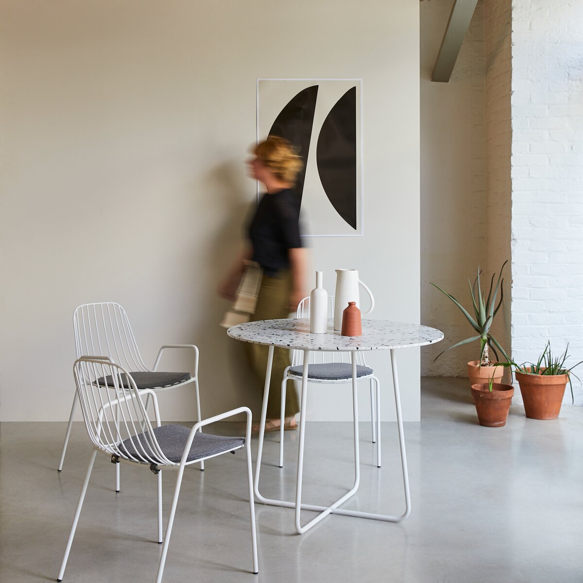 Elio - Ronde tafel in premium terrazzo en wit metaal voor 4 personen Elio - Ronde tafel in premium terrazzo en wit metaal voor 4 personen