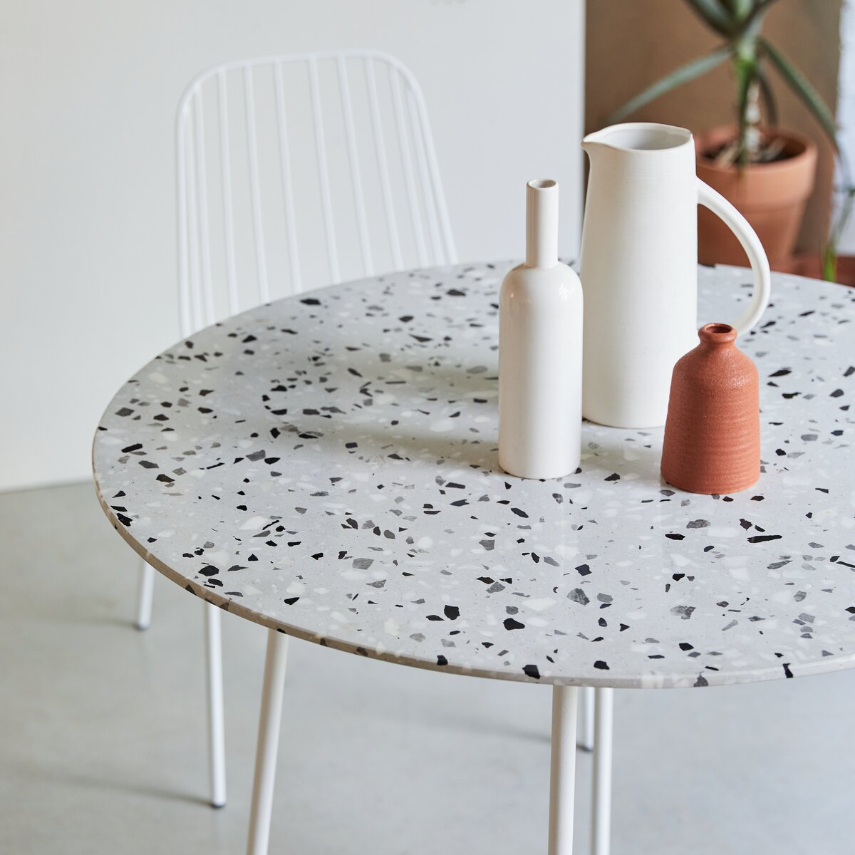 Elio - Table ronde en terrazzo premium et métal white 4 pers. Elio - Table ronde en terrazzo premium et métal white 4 pers.