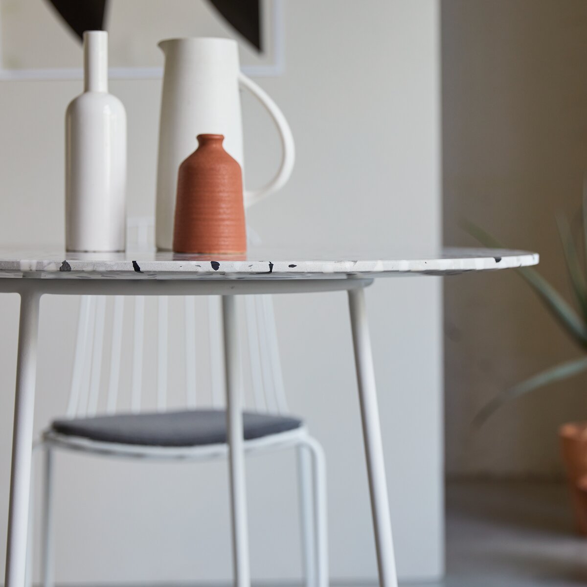 Elio - Table ronde en terrazzo premium et métal white 4 pers. Elio - Table ronde en terrazzo premium et métal white 4 pers.