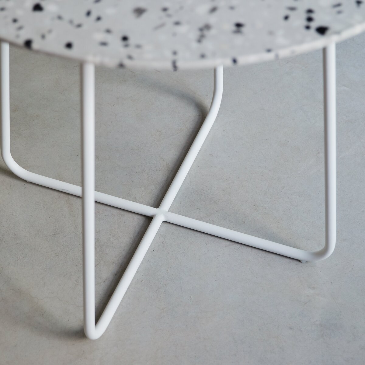 Elio - Table ronde en terrazzo premium et métal white 4 pers. Elio - Table ronde en terrazzo premium et métal white 4 pers.