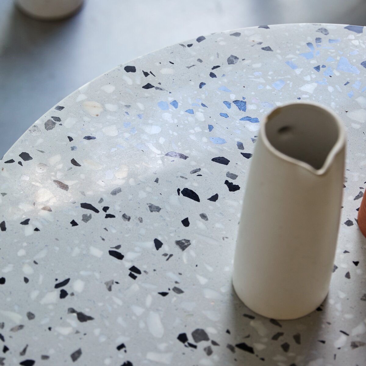 Elio - Table ronde en terrazzo premium et métal white 4 pers. Elio - Table ronde en terrazzo premium et métal white 4 pers.