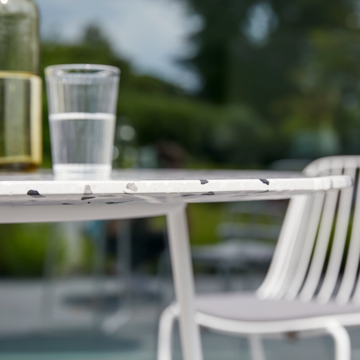 Elio - Table de jardin ronde en terrazzo premium et métal white 4 pers. Elio - Table de jardin ronde en terrazzo premium et métal white 4 pers.
