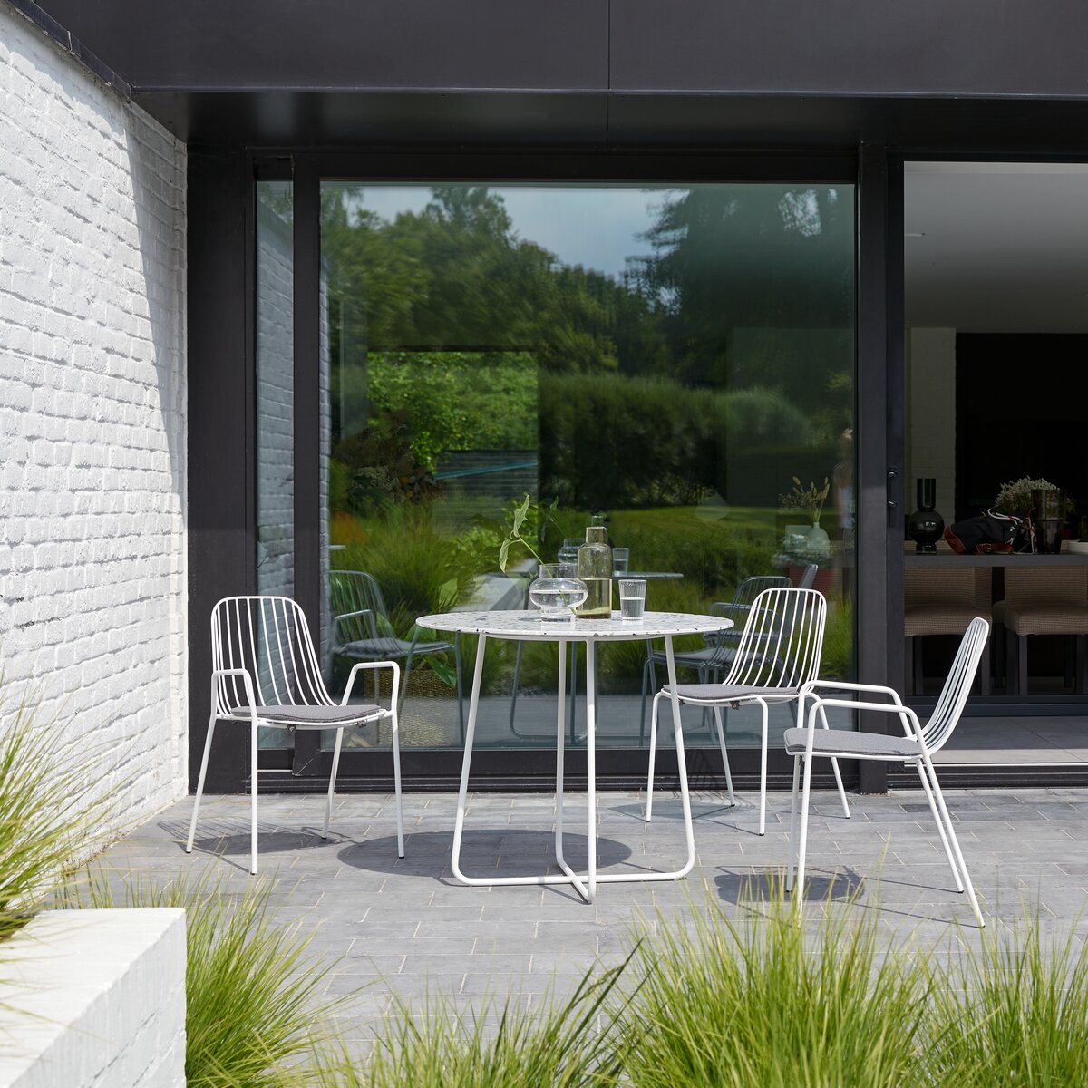Elio - Table de jardin ronde en terrazzo premium et métal white 4 pers. Elio - Table de jardin ronde en terrazzo premium et métal white 4 pers.