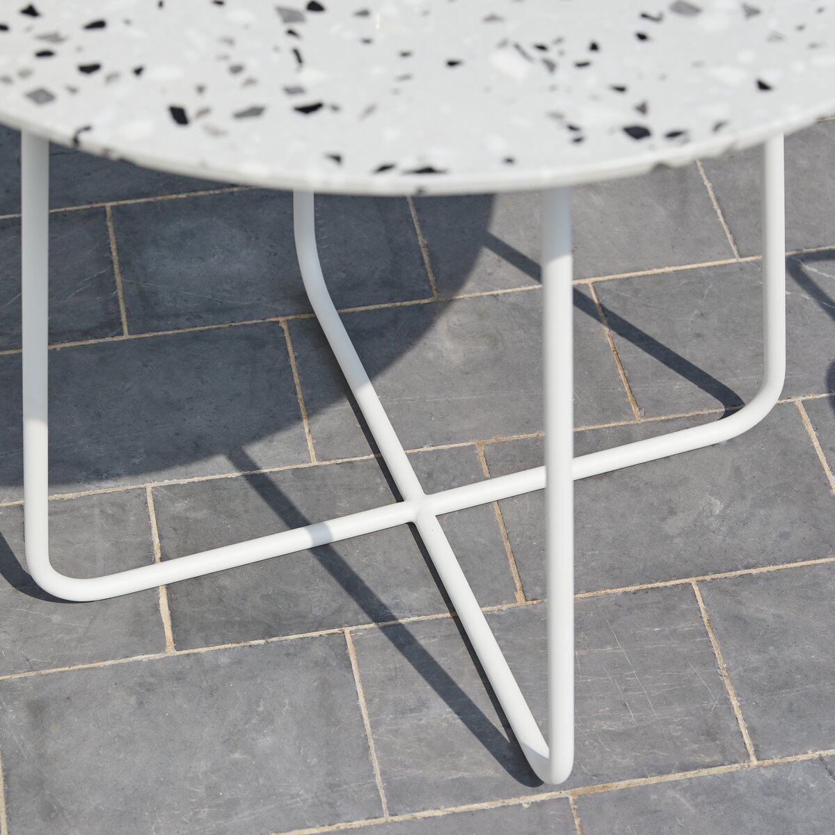 Elio - Table de jardin ronde en terrazzo premium et métal white 4 pers. Elio - Table de jardin ronde en terrazzo premium et métal white 4 pers.