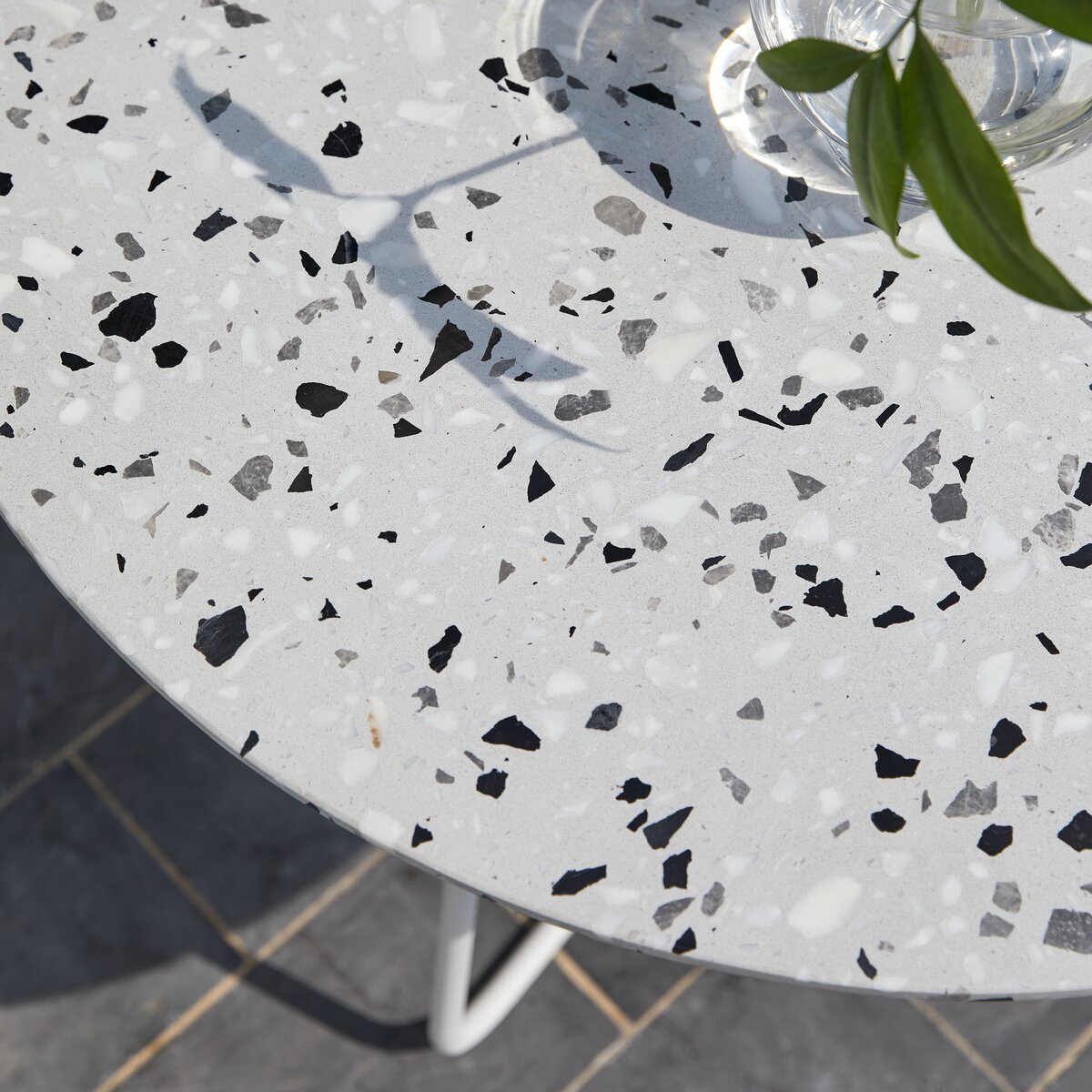 Elio - Table de jardin ronde en terrazzo premium et métal white 4 pers. Elio - Table de jardin ronde en terrazzo premium et métal white 4 pers.