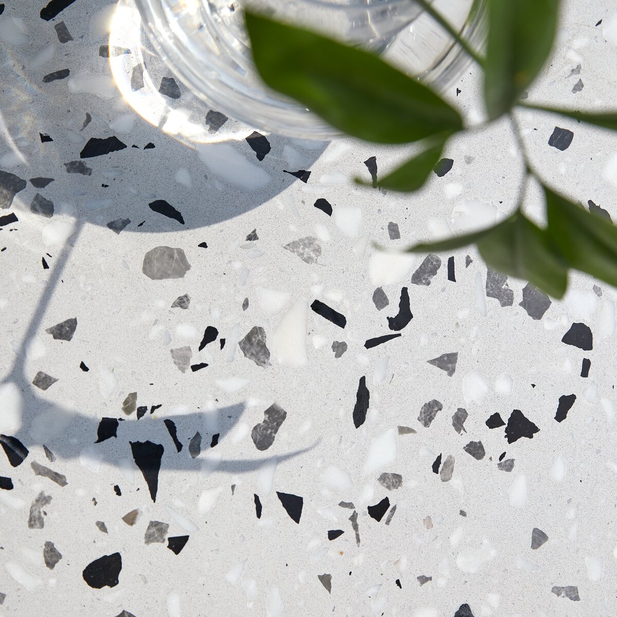 Elio - Table de jardin ronde en terrazzo premium et métal white 4 pers. Elio - Table de jardin ronde en terrazzo premium et métal white 4 pers.