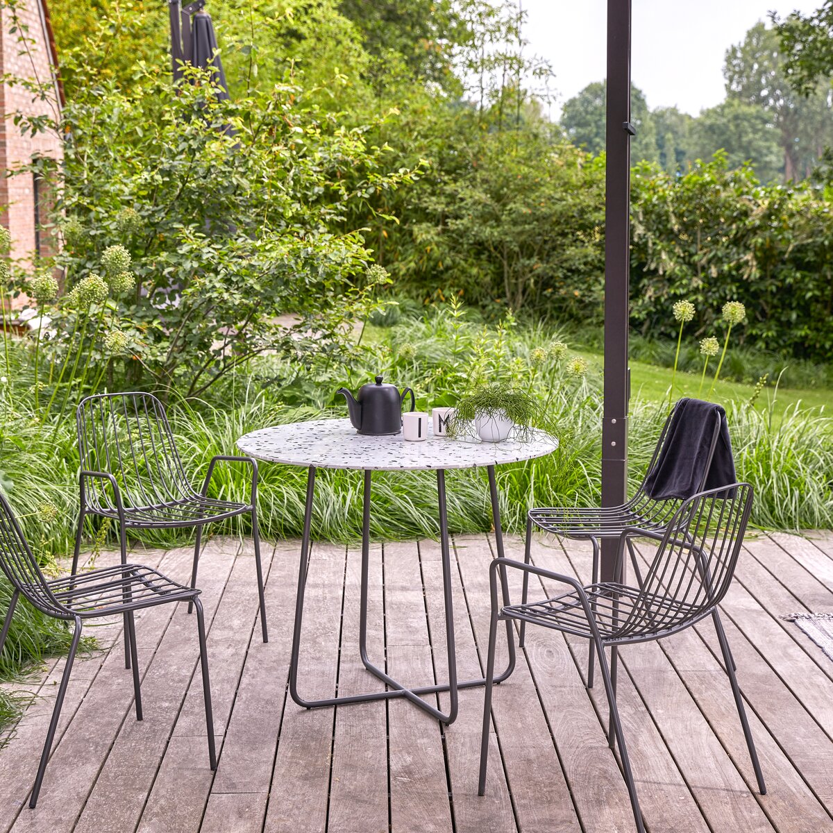 Elio - Table de jardin ronde en terrazzo premium et métal grey 4 pers. Elio - Table de jardin ronde en terrazzo premium et métal grey 4 pers.