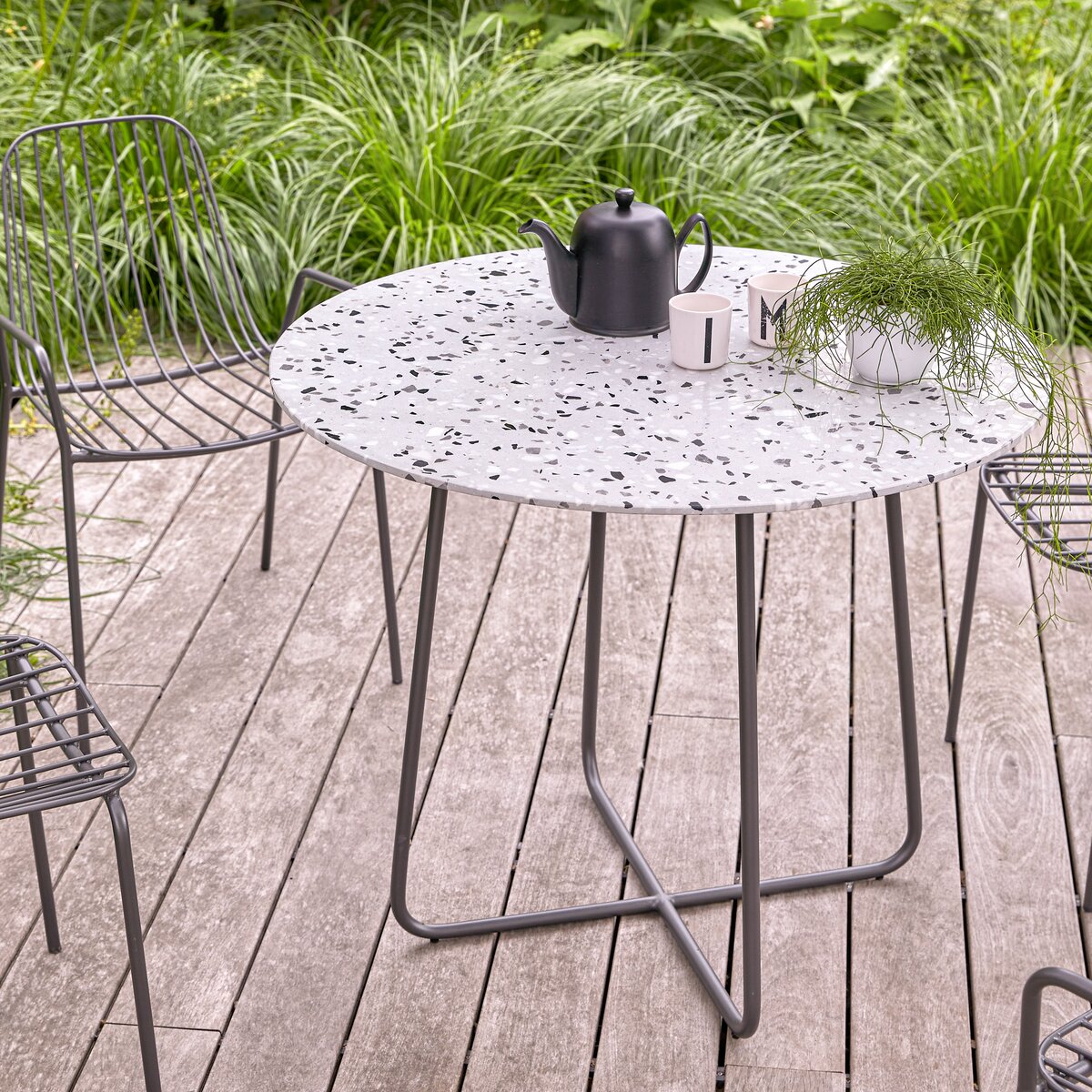Elio - Table de jardin ronde en terrazzo premium et métal grey 4 pers. Elio - Table de jardin ronde en terrazzo premium et métal grey 4 pers.