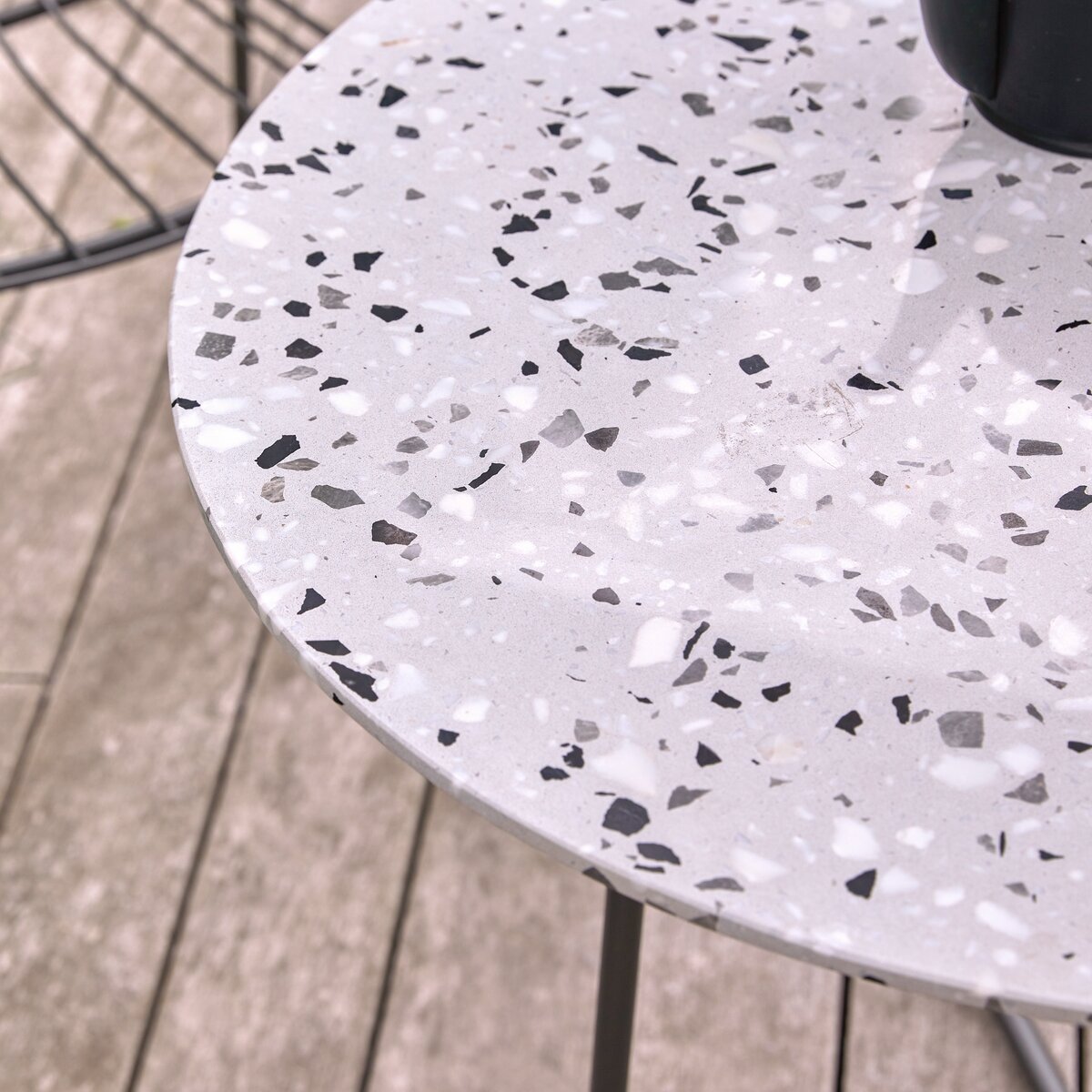 Elio - Table de jardin ronde en terrazzo premium et métal grey 4 pers. Elio - Table de jardin ronde en terrazzo premium et métal grey 4 pers.