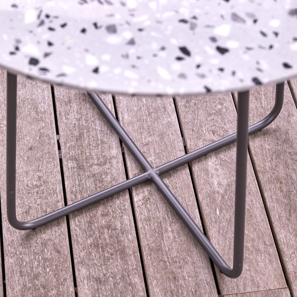 Elio - Table de jardin ronde en terrazzo premium et métal grey 4 pers. Elio - Table de jardin ronde en terrazzo premium et métal grey 4 pers.