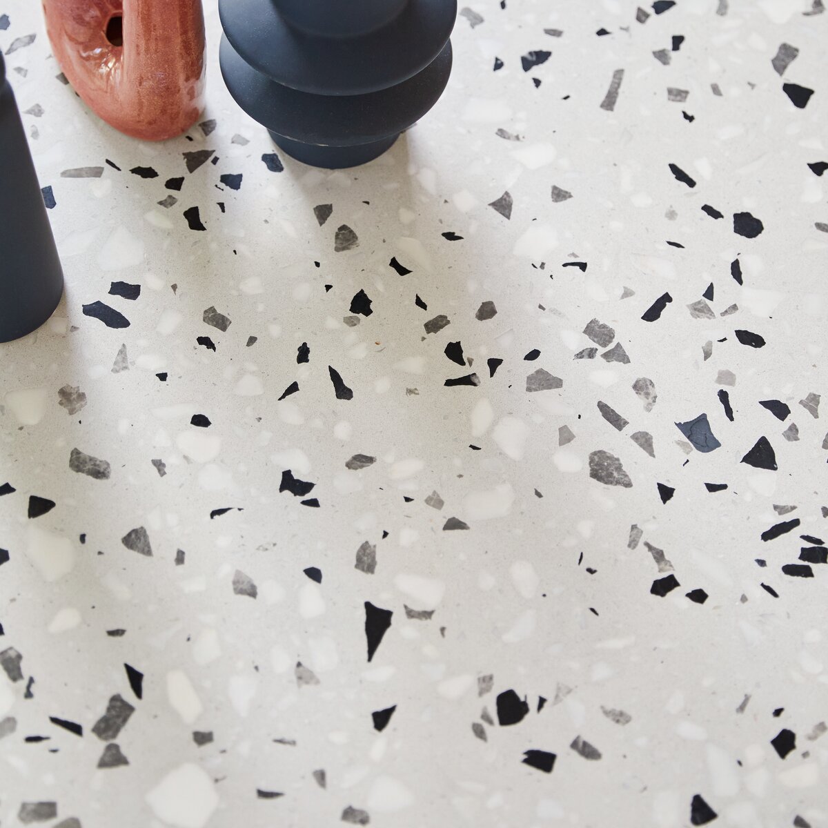 Elio - Table rectangulaire en terrazzo premium et métal white 4/6 pers. Elio - Table rectangulaire en terrazzo premium et métal white 4/6 pers.