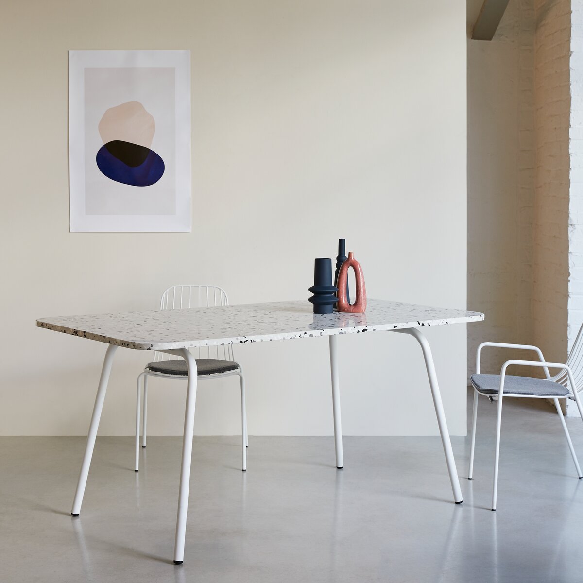 Elio - Table rectangulaire en terrazzo premium et métal white 4/6 pers. Elio - Table rectangulaire en terrazzo premium et métal white 4/6 pers.