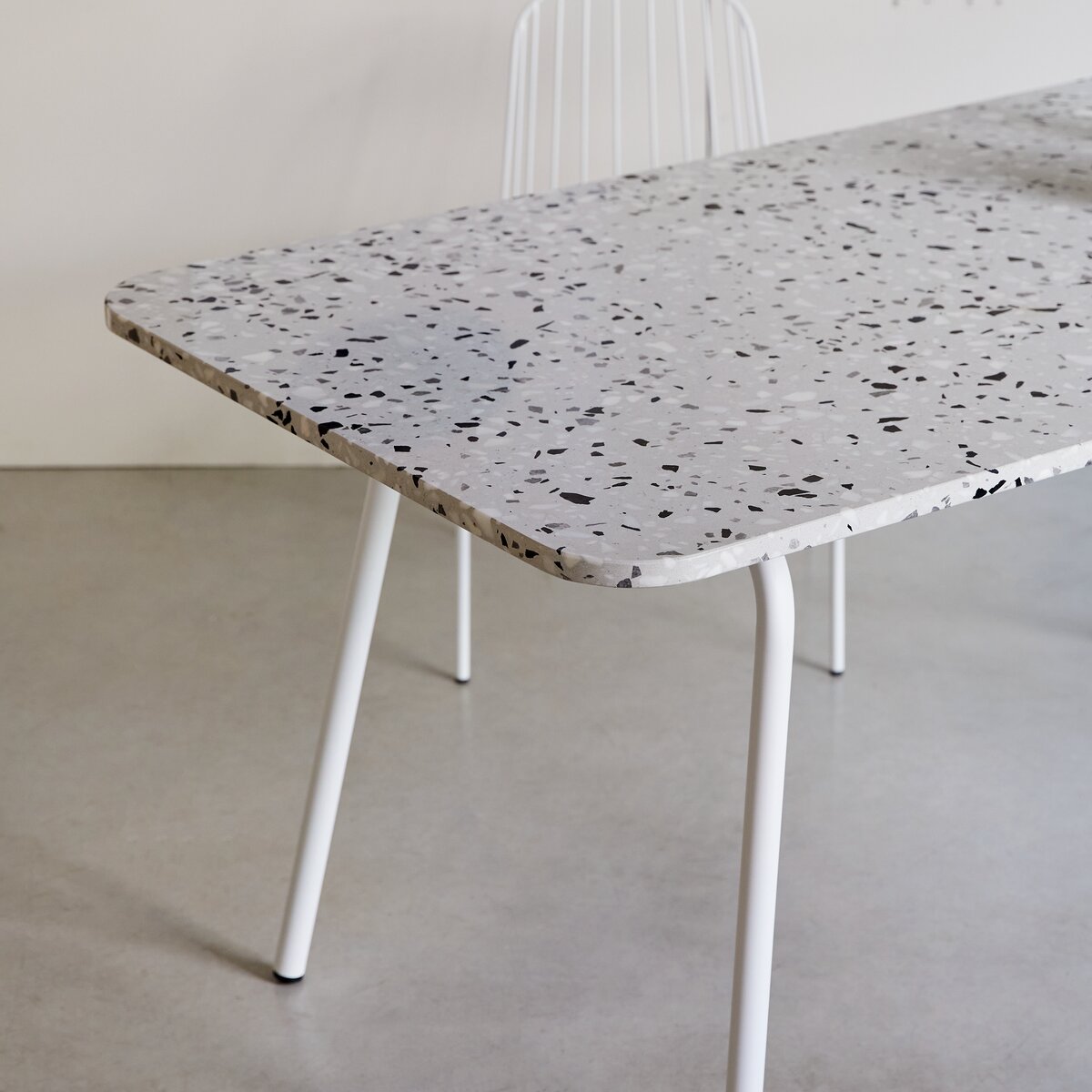 Elio - Table rectangulaire en terrazzo premium et métal white 4/6 pers. Elio - Table rectangulaire en terrazzo premium et métal white 4/6 pers.