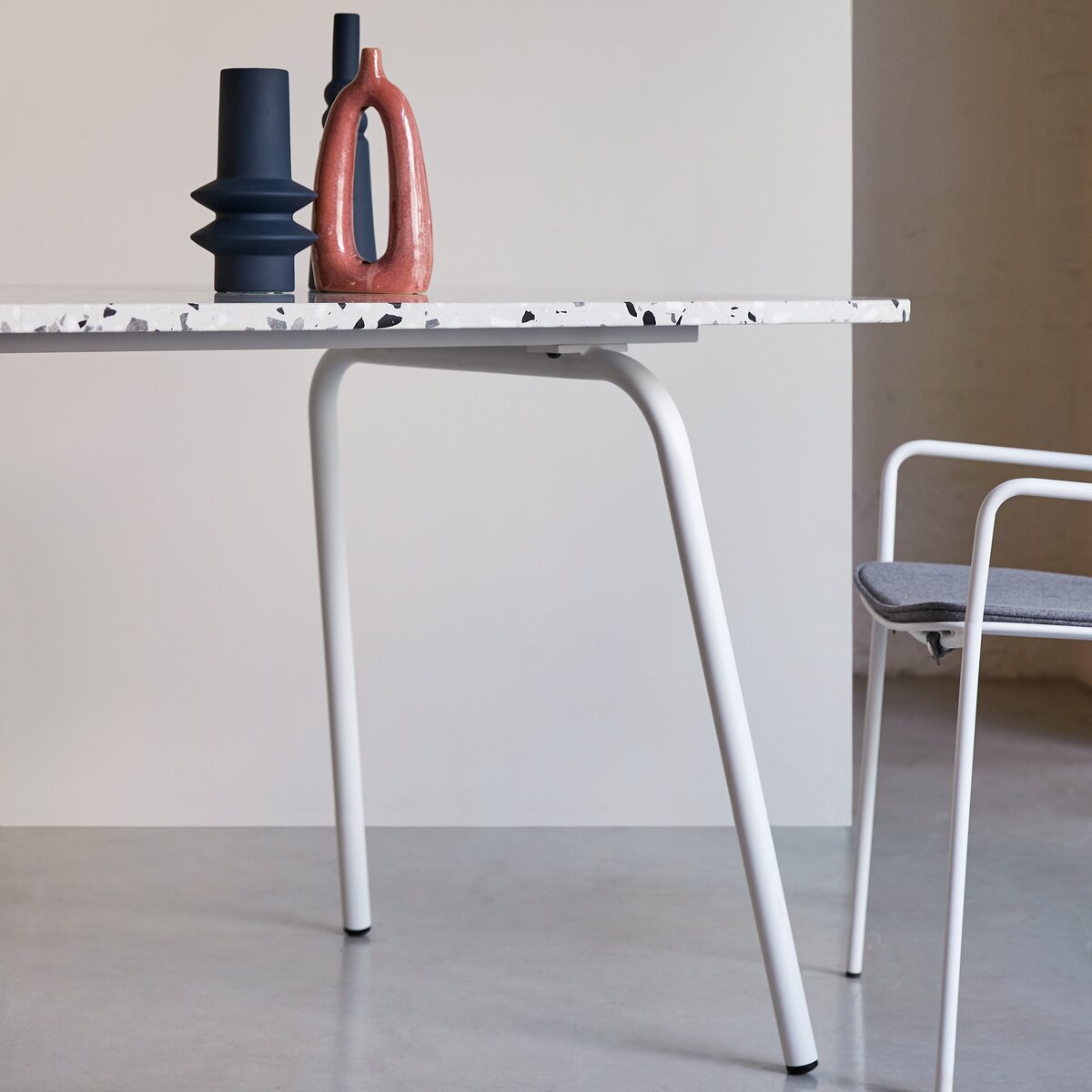 Elio - Table rectangulaire en terrazzo premium et métal white 4/6 pers. Elio - Table rectangulaire en terrazzo premium et métal white 4/6 pers.
