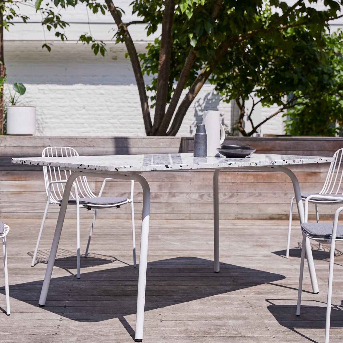 Elio - Table de jardin rectangulaire en terrazzo premium et métal white 4/6 pers. Elio - Table de jardin rectangulaire en terrazzo premium et métal white 4/6 pers.
