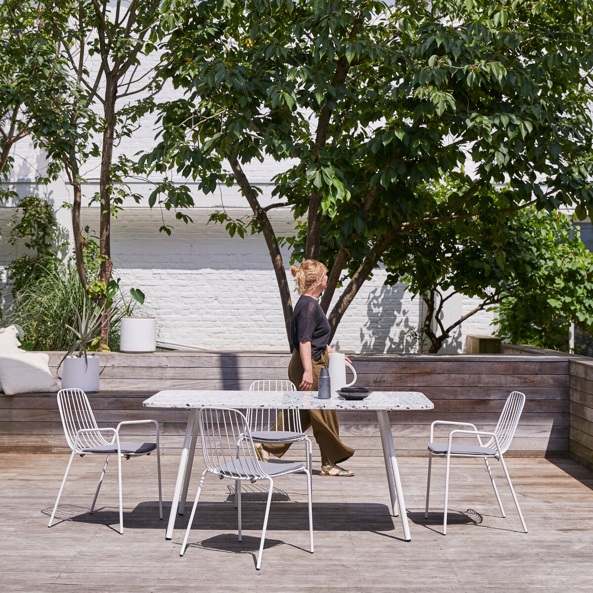 Elio - Table de jardin rectangulaire en terrazzo premium et métal white 4/6 pers. Elio - Table de jardin rectangulaire en terrazzo premium et métal white 4/6 pers.