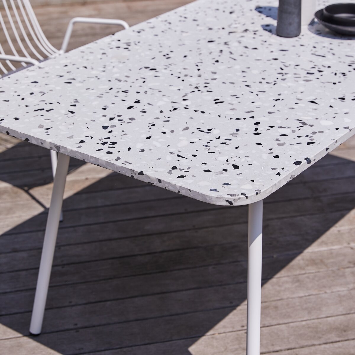 Elio - Table de jardin rectangulaire en terrazzo premium et métal white 4/6 pers. Elio - Table de jardin rectangulaire en terrazzo premium et métal white 4/6 pers.