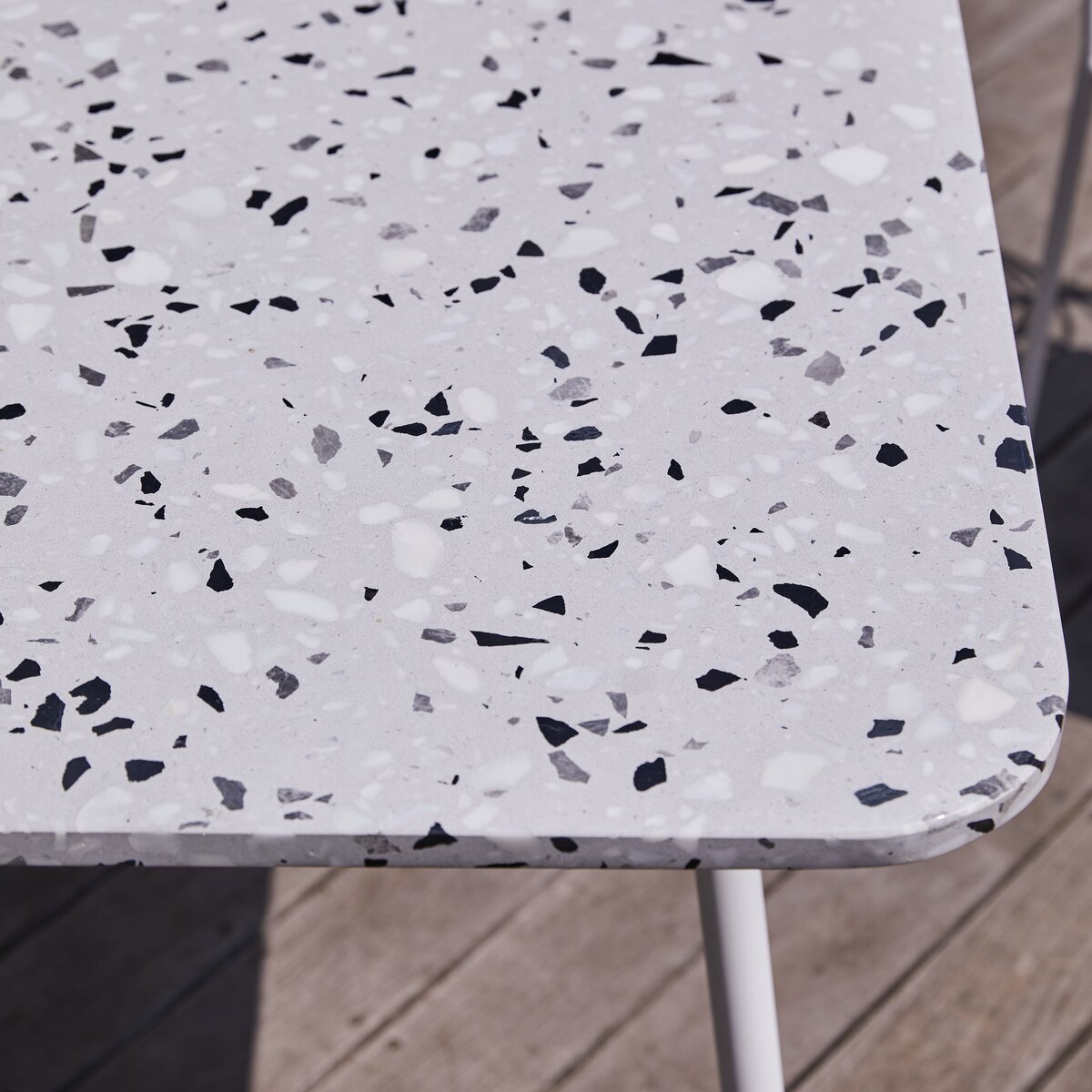 Elio - Table de jardin rectangulaire en terrazzo premium et métal white 4/6 pers. Elio - Table de jardin rectangulaire en terrazzo premium et métal white 4/6 pers.
