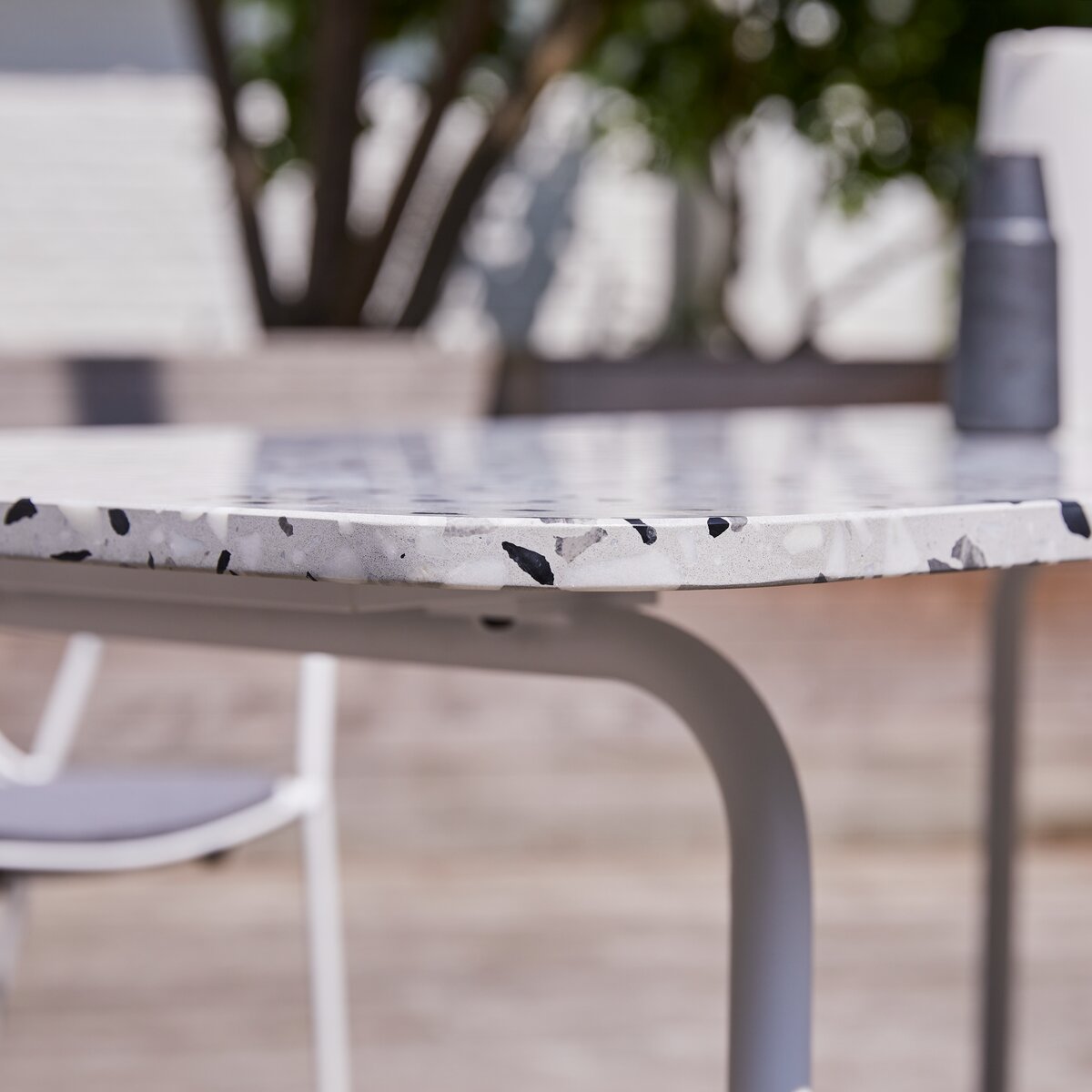 Elio - Table de jardin rectangulaire en terrazzo premium et métal white 4/6 pers. Elio - Table de jardin rectangulaire en terrazzo premium et métal white 4/6 pers.
