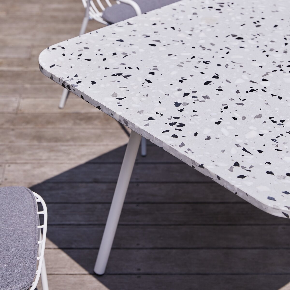 Elio - Table de jardin rectangulaire en terrazzo premium et métal white 4/6 pers. Elio - Table de jardin rectangulaire en terrazzo premium et métal white 4/6 pers.