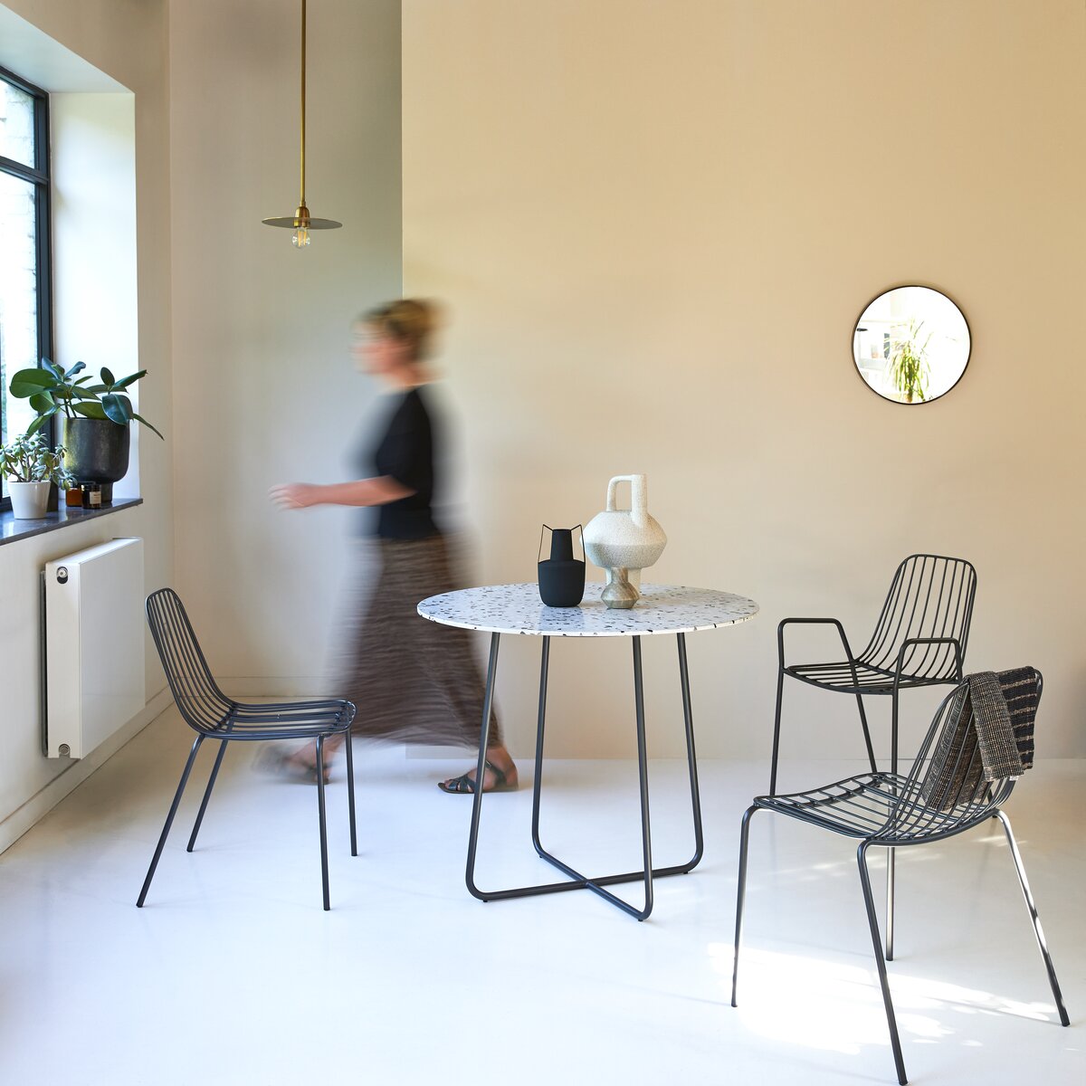 Elio - Table ronde en terrazzo premium et métal grey 4 pers. Elio - Table ronde en terrazzo premium et métal grey 4 pers.