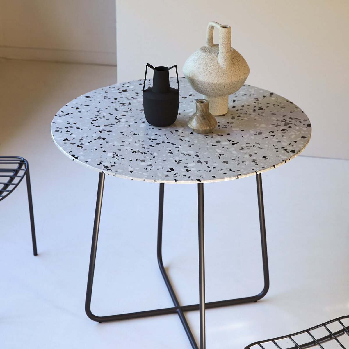 Elio - Table ronde en terrazzo premium et métal grey 4 pers. Elio - Table ronde en terrazzo premium et métal grey 4 pers.