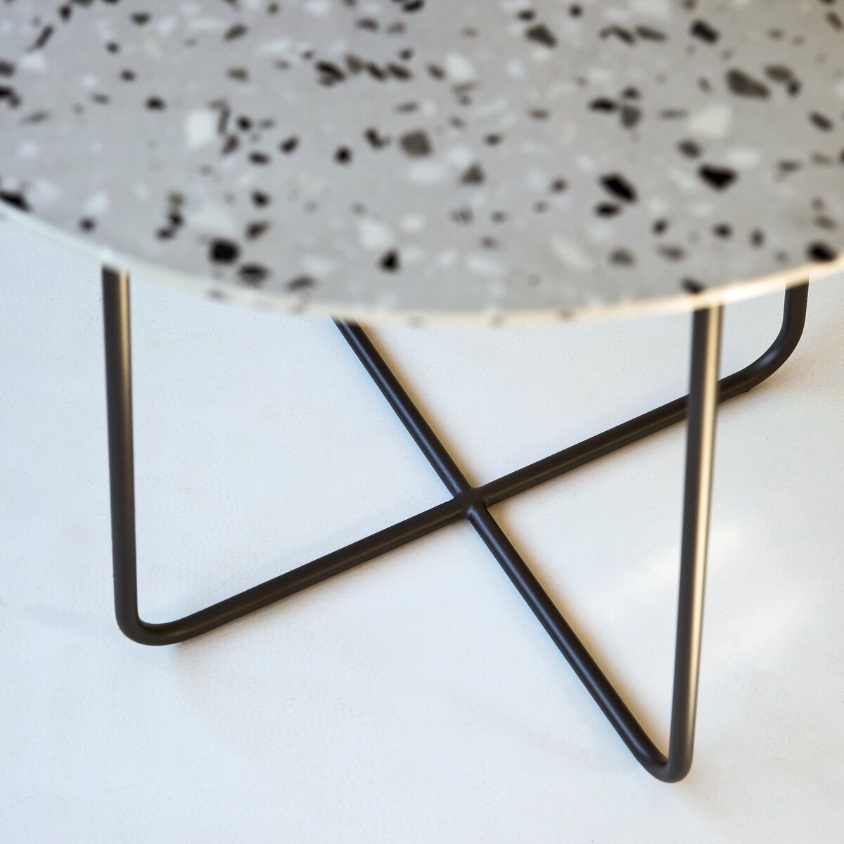Elio - Table ronde en terrazzo premium et métal grey 4 pers. Elio - Table ronde en terrazzo premium et métal grey 4 pers.