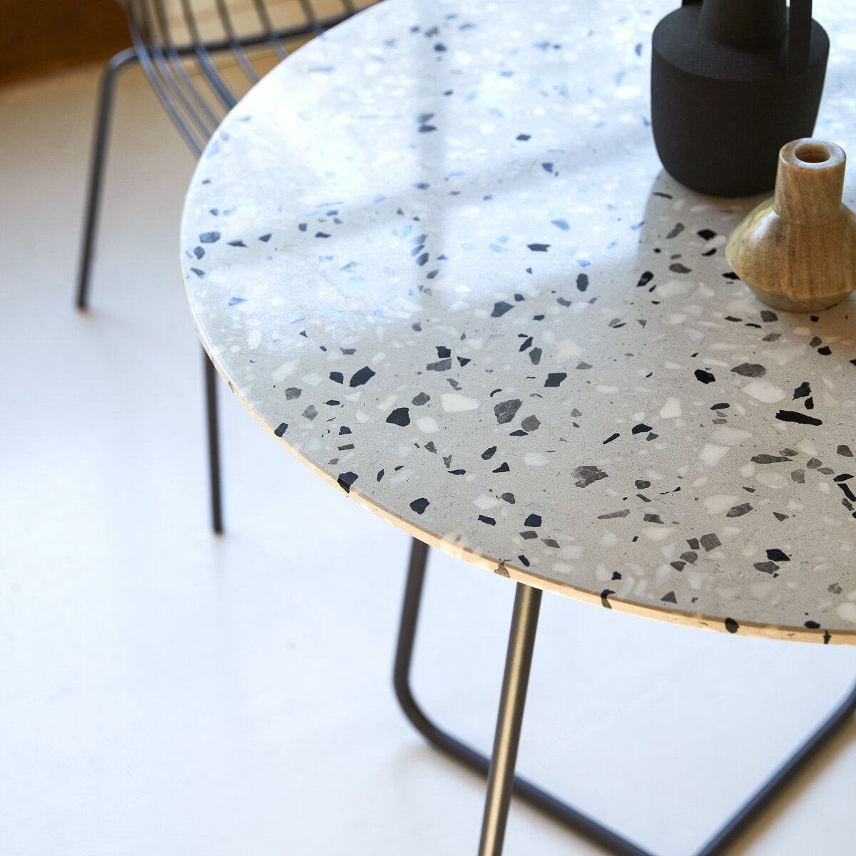 Elio - Table ronde en terrazzo premium et métal grey 4 pers. Elio - Table ronde en terrazzo premium et métal grey 4 pers.