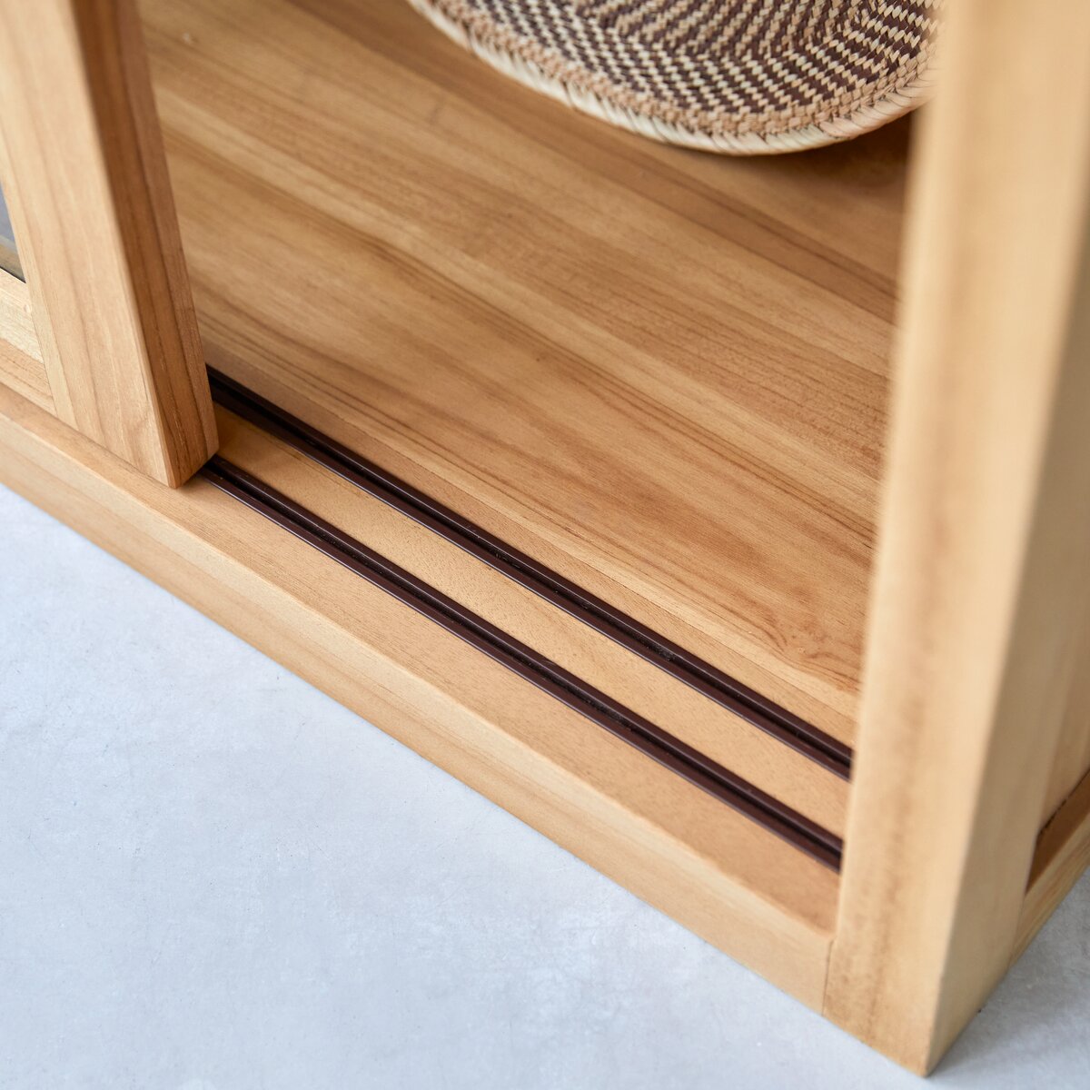 Coffee Tek - Vitrine en teck massif 120 cm Coffee Tek - Vitrine en teck massif 120 cm