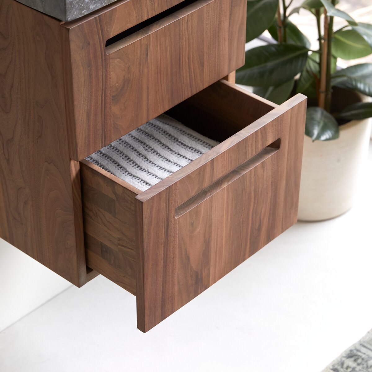 Line - Badezimmerschrank aus Nussbaum massiv und Marmor 40 cm Line - Badezimmerschrank aus Nussbaum massiv und Marmor 40 cm