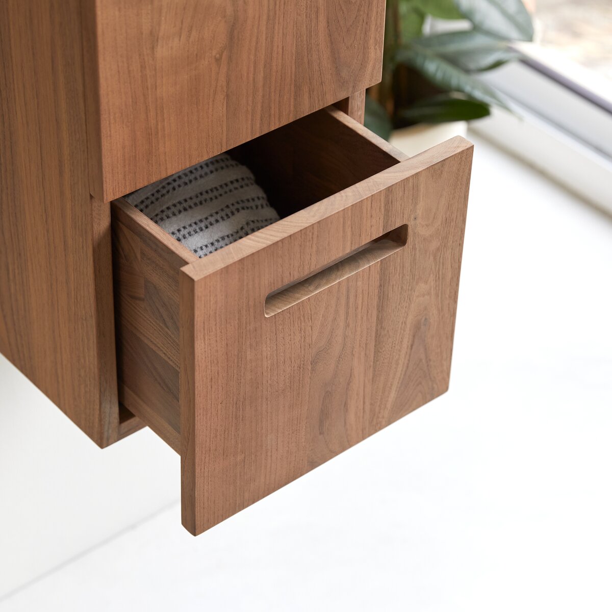 Line - Hochschrank aus Nussbaum massiv Line - Hochschrank aus Nussbaum massiv
