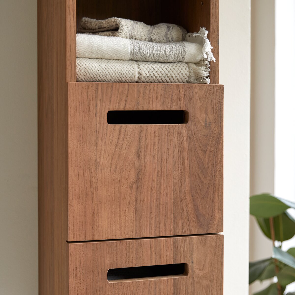 Line - Hochschrank aus Nussbaum massiv Line - Hochschrank aus Nussbaum massiv